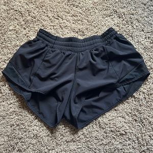 Lululemon hotty hot low rise shorts 2.5 (size 6)